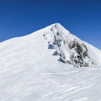 急斜面が続く一ノ倉岳（いちのくらだけ）の雪山の写真