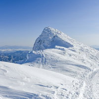雪化粧した谷川岳の山頂の景色 日本百名山の冬山登山の写真