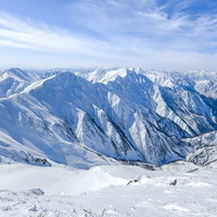白い山々が続く谷川主脈の景色、谷川岳の雪山風景の写真