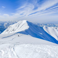 雪に包まれ雪庇が発達した茂倉岳（しげくらだけ）、谷川岳連峰の冬景色の写真
