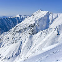 谷川岳の雪山・川棚ノ頭の冬の雪景色と青空の絶景の写真