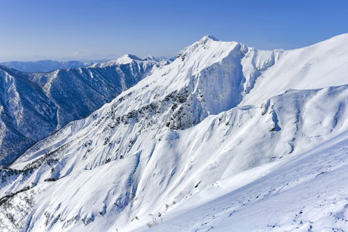 谷川岳の雪山・川棚ノ頭の冬の雪景色と青空の絶景