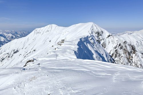 谷川岳から一ノ倉岳へと続く雪に覆われた稜線