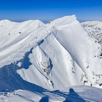 トマの耳から見たオキの耳、雪に覆われた谷川岳の冬山風景の写真