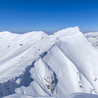 馬蹄形へと続く雪山の稜線、日本百名山・谷川岳の写真