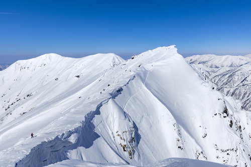 馬蹄形へと続く雪山の稜線、日本百名山・谷川岳