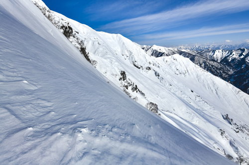 雪と岩が露出した谷川岳の急斜面
