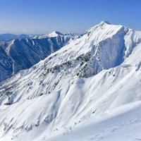複雑な岩肌が露出する谷川岳の川棚ノ頭斜面の写真