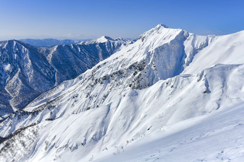 複雑な岩肌が露出する谷川岳の川棚ノ頭斜面