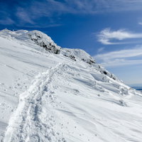 雪の斜面につけられたか細い足跡・谷川岳の冬景色の写真