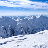 雪に覆われた谷川岳主脈の稜線景色 冬山登山の写真