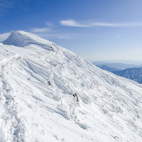 雪庇の発達した斜面に作られた登山道（谷川岳）の写真