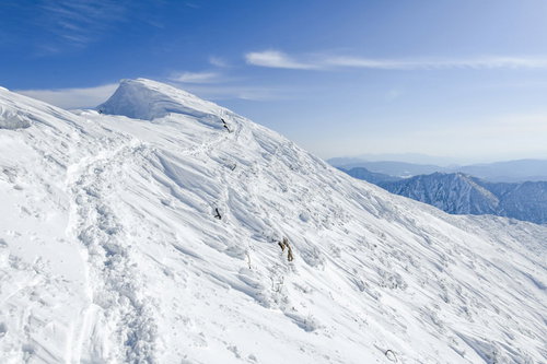 雪庇の発達した斜面に作られた登山道（谷川岳）