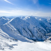 青々とした雪に包まれる谷川主脈の冬景色と登山風景の写真