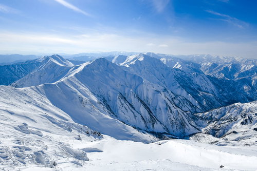 青々とした雪に包まれる谷川主脈の冬景色と登山風景