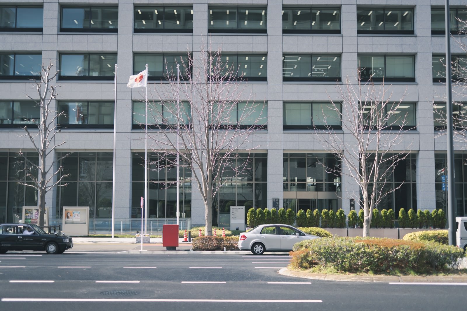 中央合同庁舎第2号館前の桜田通りを写した風景