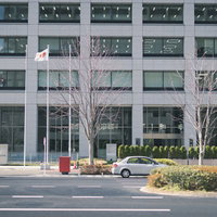 中央合同庁舎第2号館前の桜田通りの風景と街路樹の写真