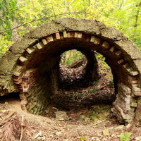 安倍城鉱山跡の煙道廃墟、苔むした煉瓦造りのアーチの写真