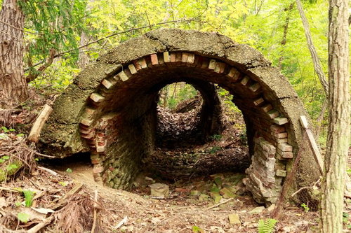 安倍城鉱山跡の煙道廃墟、苔むした煉瓦造りのアーチ