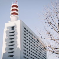 警視庁の屋上に立つ赤と白の縞模様のアンテナ塔の写真