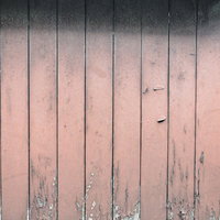 雨汚れと塗装が剥げた縦板の木目テクスチャーの写真