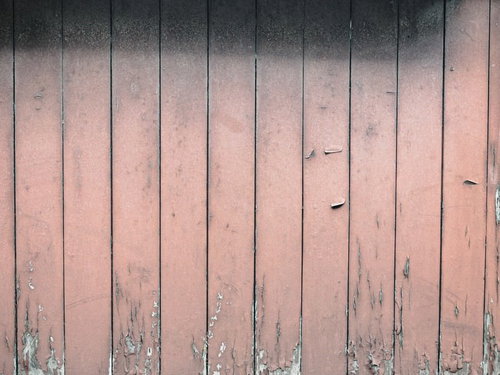 雨汚れと塗装が剥げた縦板の木目テクスチャー