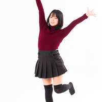 両手を挙げて喜ぶ女性（スタジオ撮影）の写真