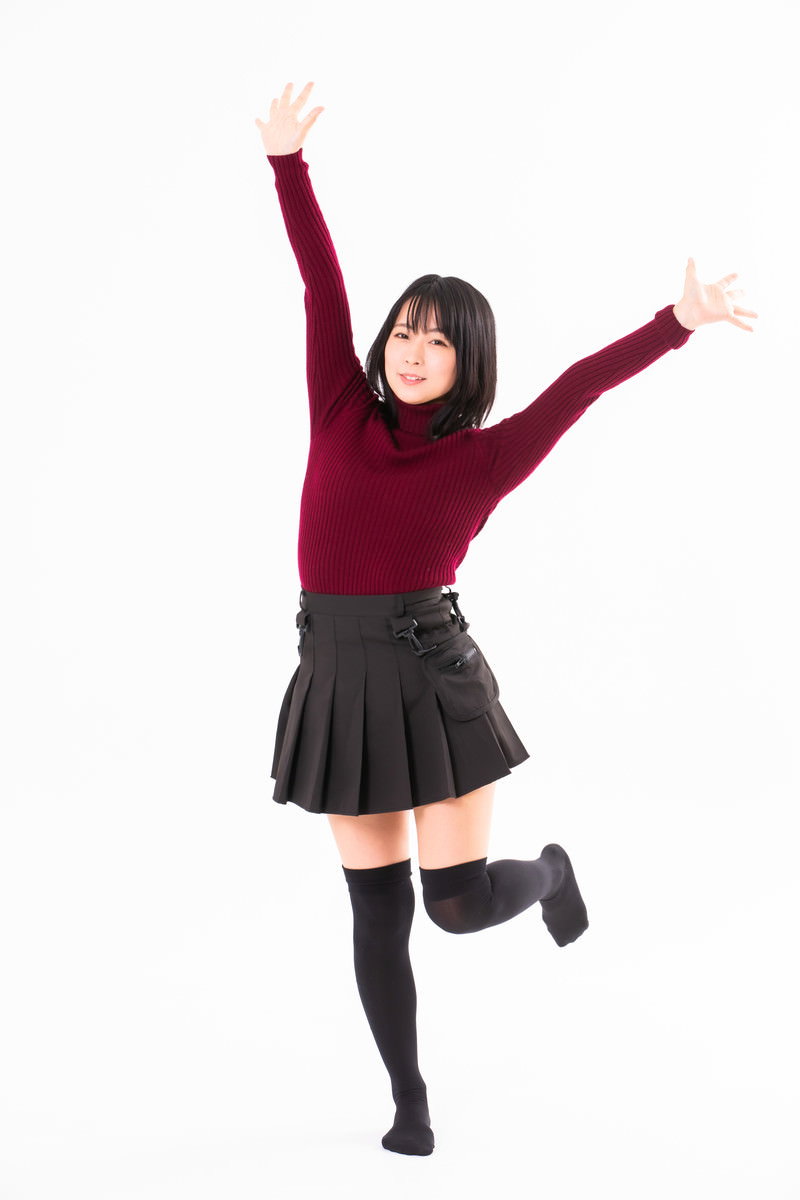 両手を挙げて喜ぶ女性の全身ポーズ［モデル：にゃるる］