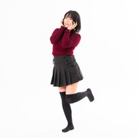 嬉しい出来事があって気分が舞い上がっている女性のポーズの写真
