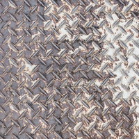 錆が広がったまだら模様の金属足場板のテクスチャーの写真