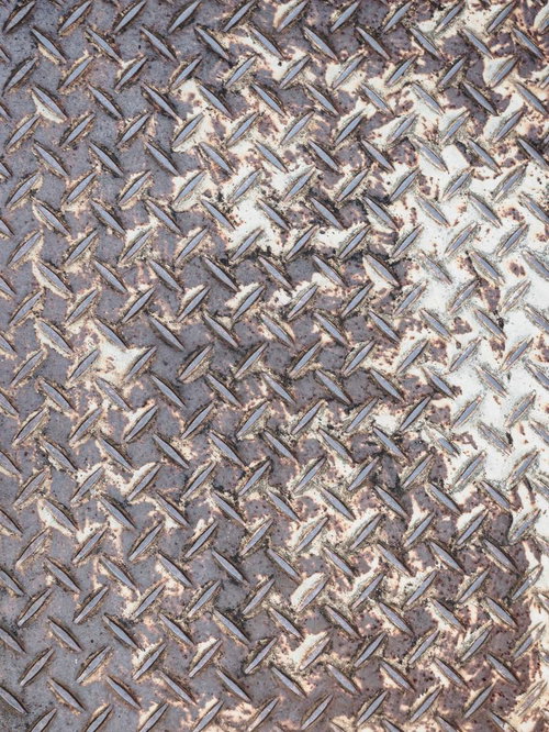 錆が広がったまだら模様の金属足場板のテクスチャー