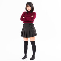 腕を組んで怒るニーハイソックスの女性キャラクターの写真
