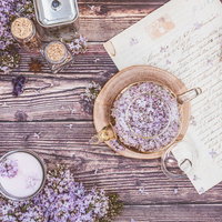 手紙の上に浮かぶティーポットとライラックの花の写真