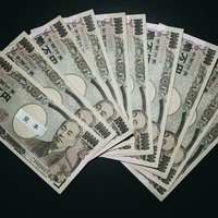 報道番組で使える扇状に広げた10万円の一万円札の写真