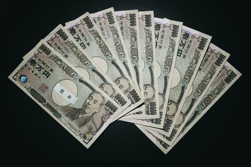 報道番組で使える扇状に広げた10万円の一万円札