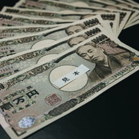 10万円ズラリと扇状に広げられた一万円札の写真
