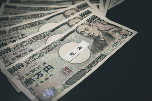 複数枚重なった壱万円札の写真