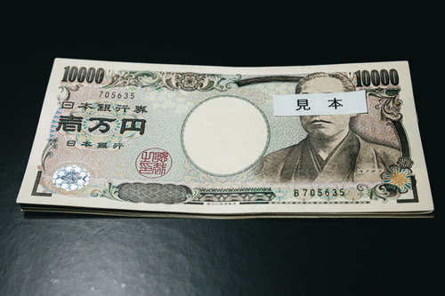 10万円分の一万円札を重ねて積み上げた紙幣