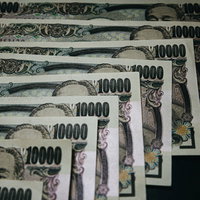 並べられた紙幣、1万円札の積み重ね、複数枚の一万円札の写真