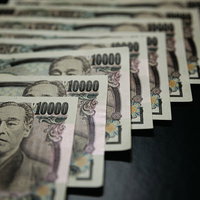 複数枚並べられた壱万円の紙幣、福沢諭吉の肖像が印刷された日本紙幣の写真