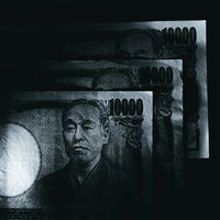 暗闇に浮かぶ一万円札のモノクロの写真
