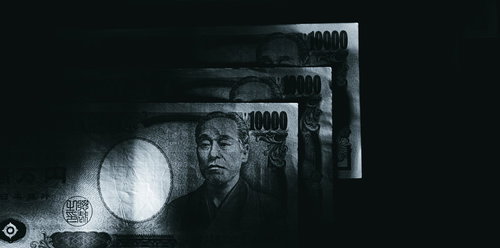 暗闇に浮かぶ一万円札のモノクロ