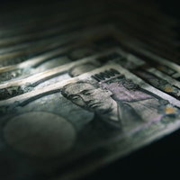 どうなる私達の給付金、暗い場所に散らばった一万円札の写真