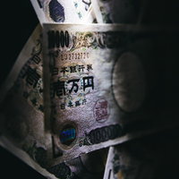 暗い背景に散らばった壱万円が降ってきたぞの写真