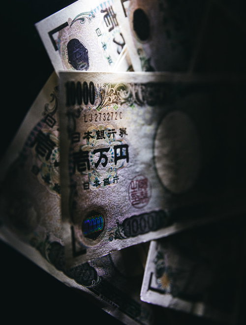 暗い背景に散らばった壱万円が降ってきたぞ