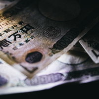 狙われた壱万円札と新聞に映る行方と金融詐欺の写真