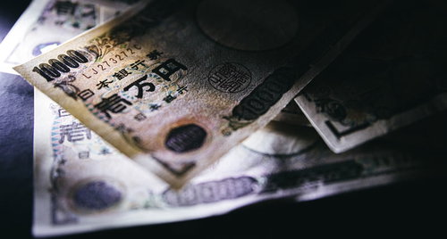 狙われた壱万円札と新聞に映る行方と金融詐欺