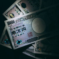 一律に配られた10万円の行方を示す散らばった一万円札の写真