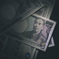 給付金10万円用のアイキャッチ、暗闇に積み重ねた一万円札の写真