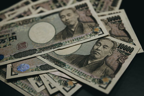 10万円を散財した一万円札の写真